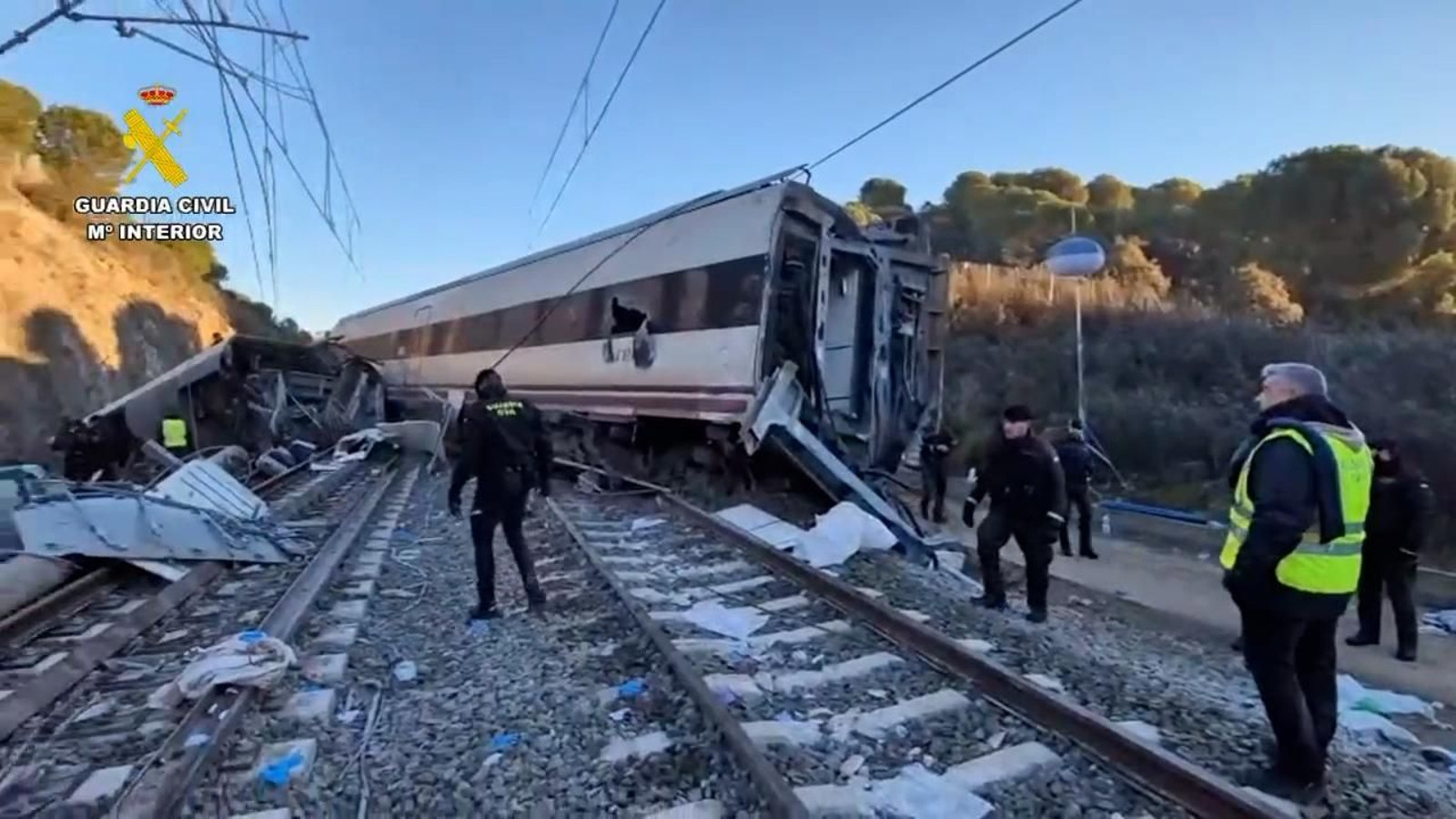 Primeras imágenes del día del accidente ferroviario en Adamuz (Córdoba), donde los trenes Alvia e Iryo quedaron destrozados tras la colisión.
