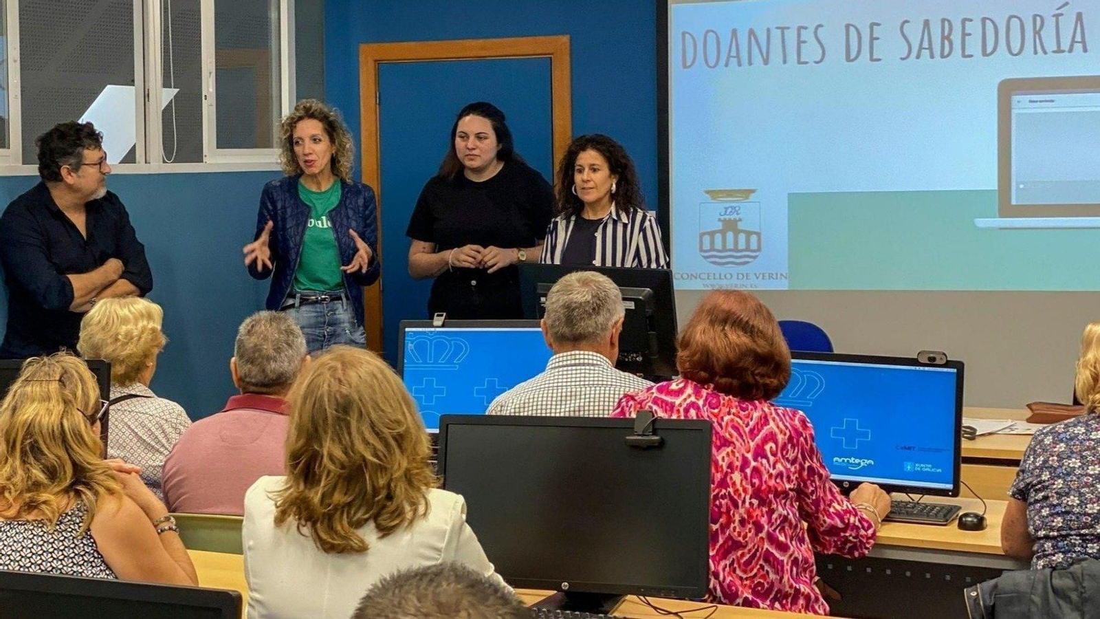 A concelleira de Verín Rosario Rodríguez, falando aos usuarios nunha edición anterior do curso.