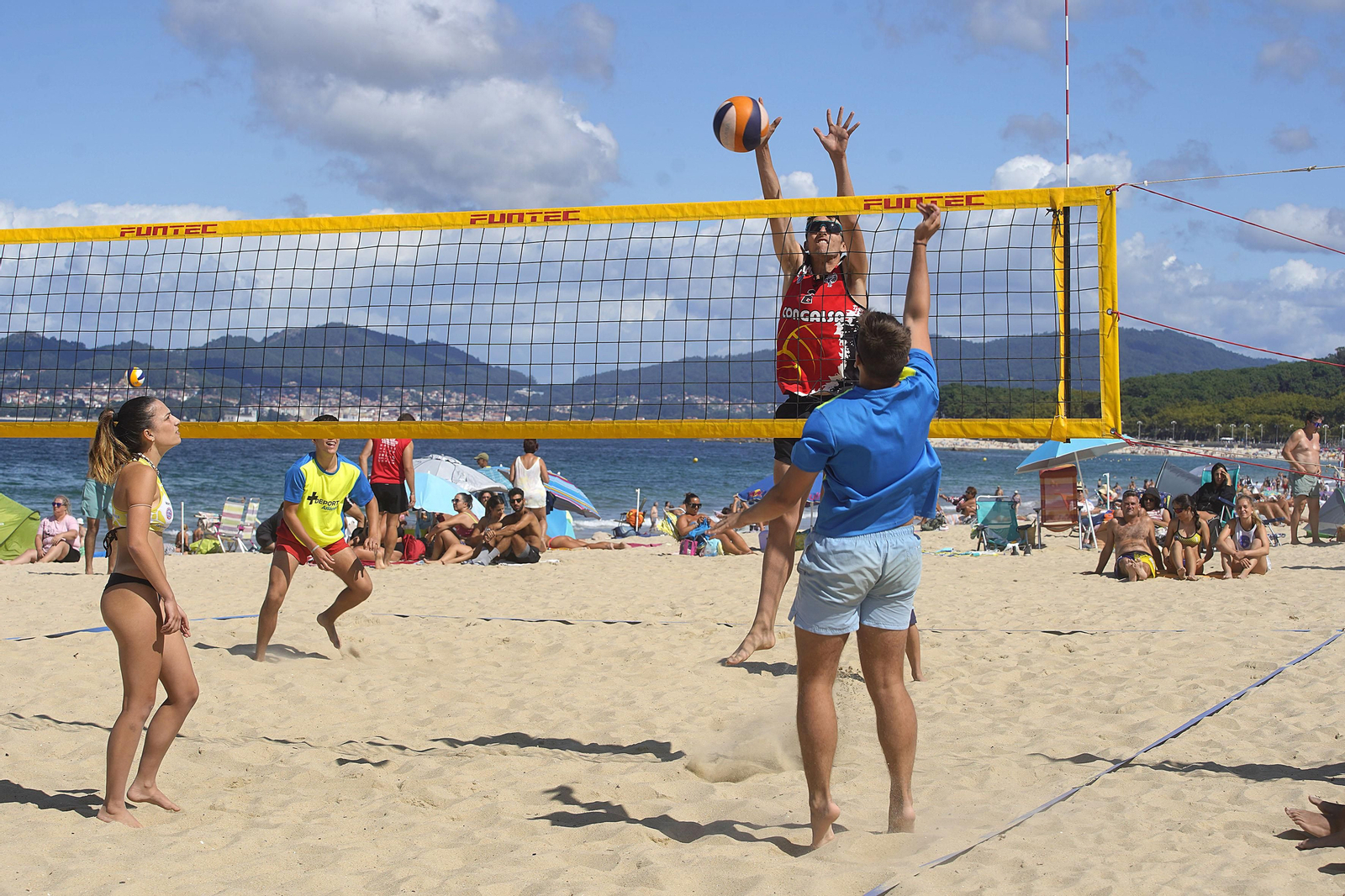 Partido de voley playa en Samil en el Torneo Atlántico.