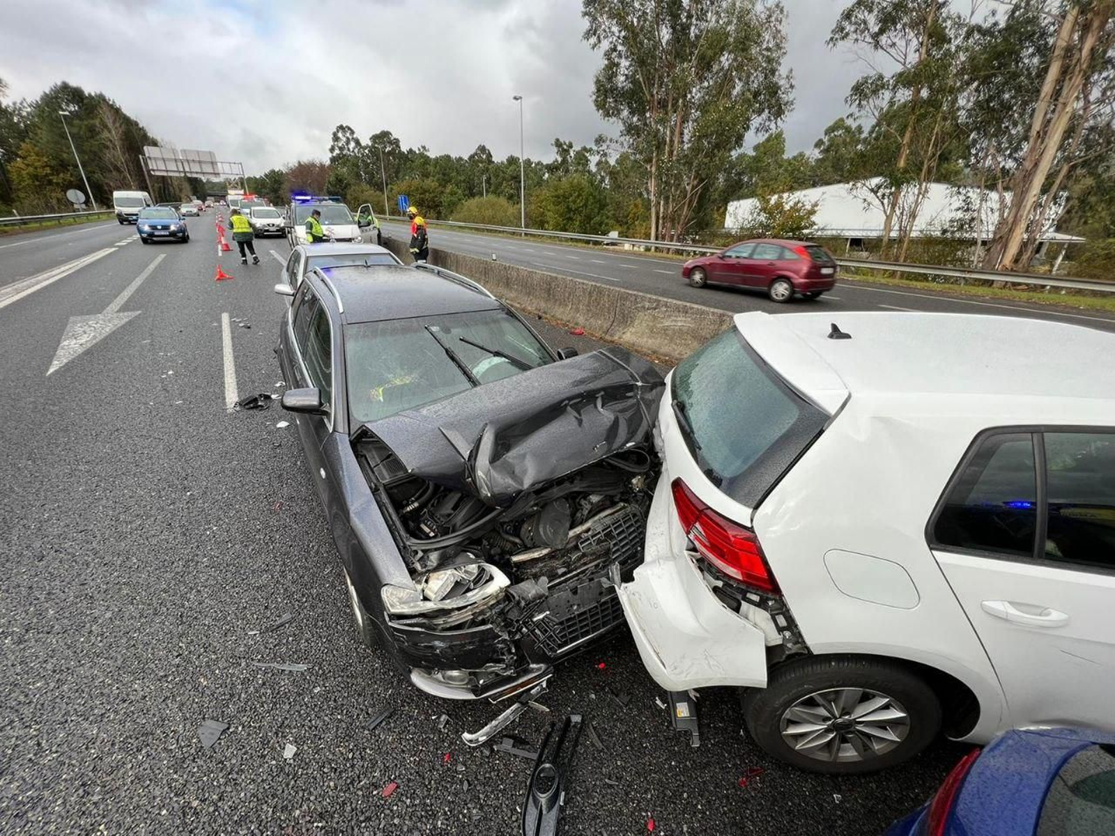 Tres heridos en un espectacular accidente múltiple en la A-55 a la altura de Mos.