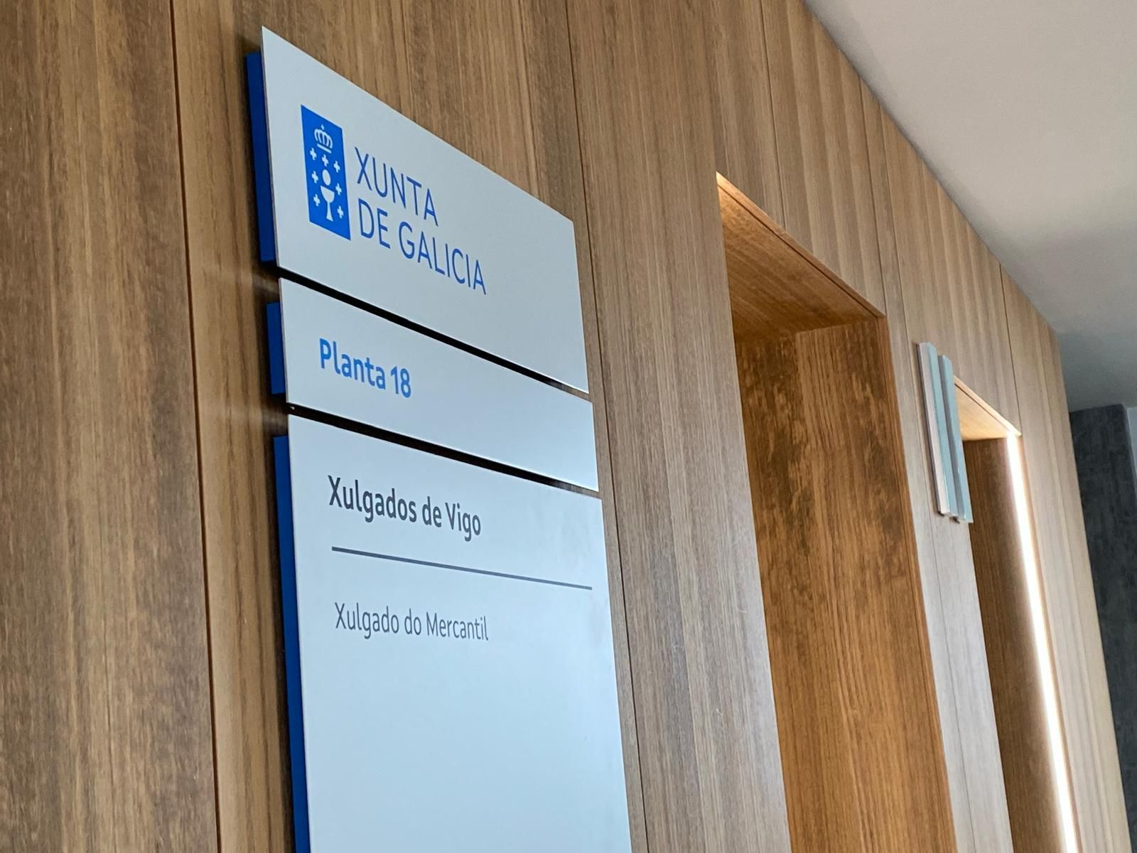 Acceso a los jurgados de lo Mercantil de Vigo.