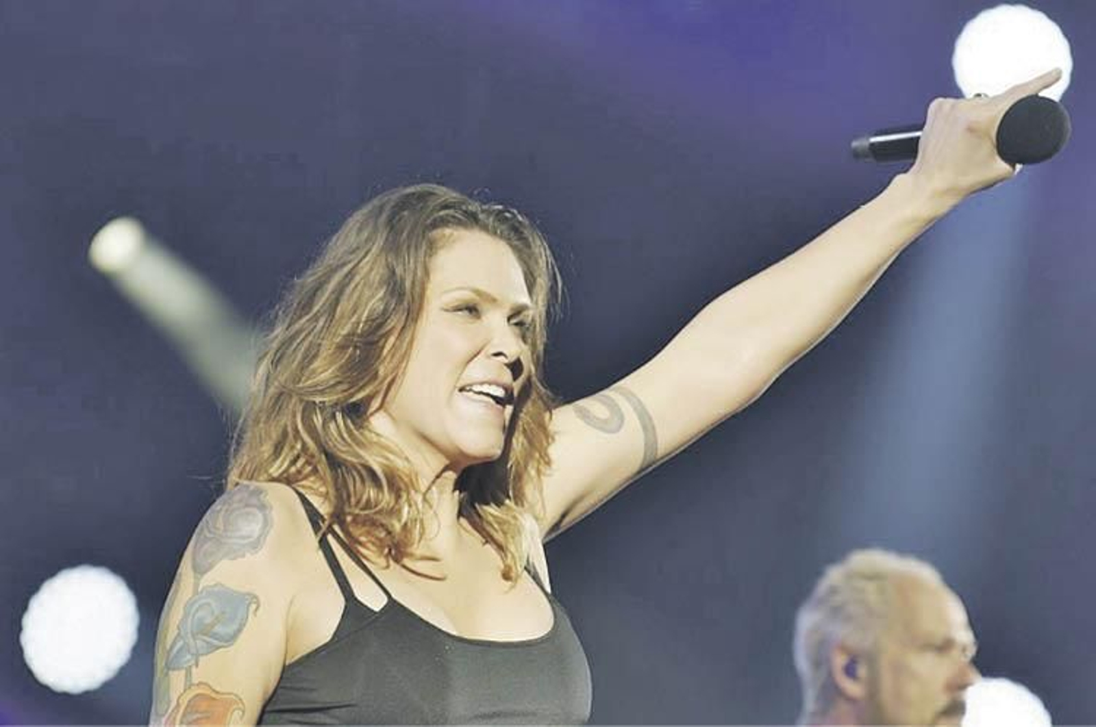La cantante estadounidense Beth Hart, durante una actuación en un concierto.