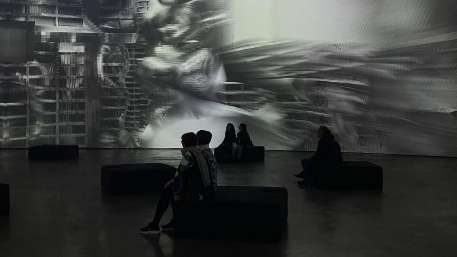 Jóvenes sentados en un museo.