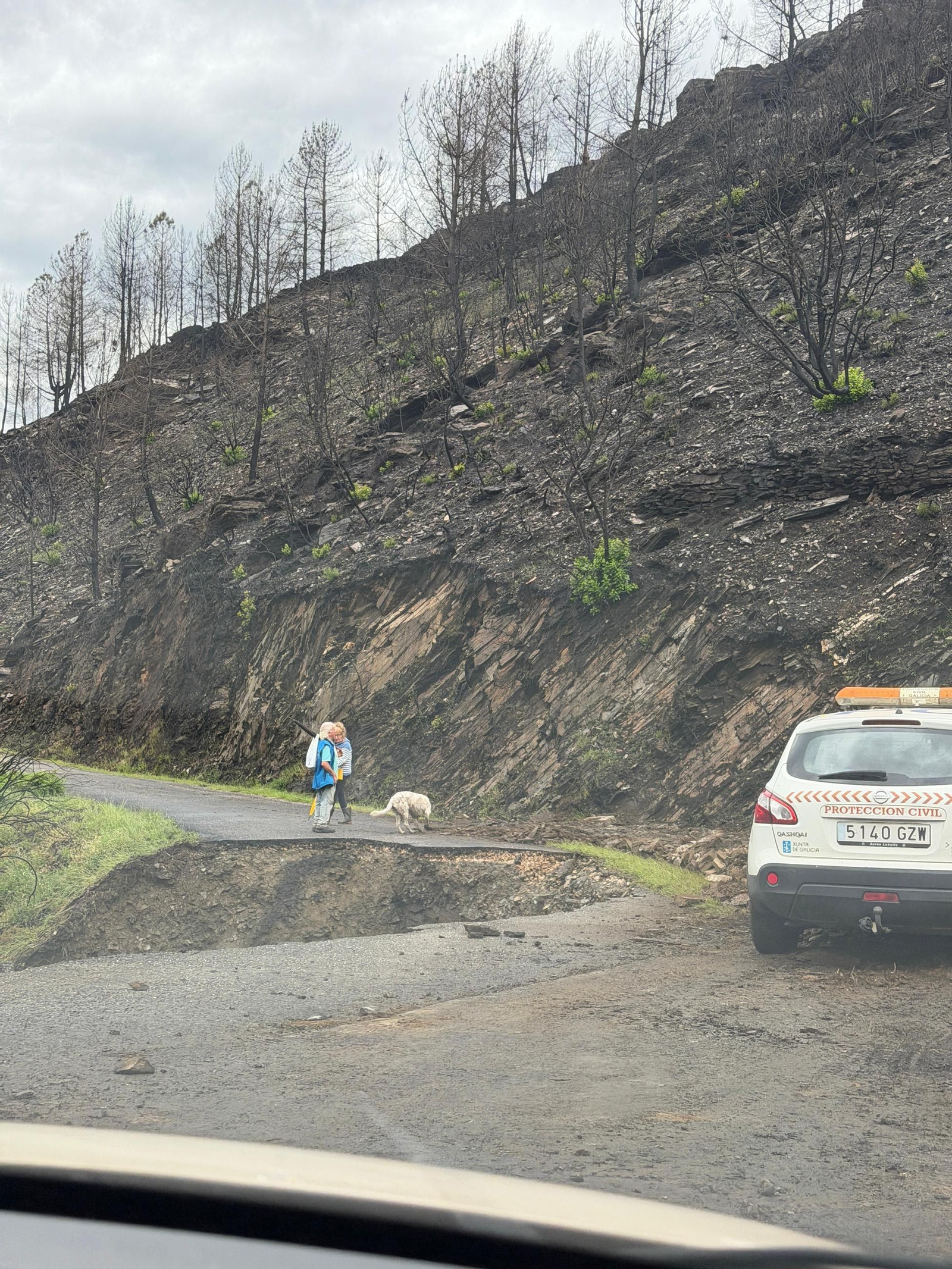 Galería | Un desprendimiento en una carretera de Quiroga provoca un gran socavón y deja cuatro aldeas aisladas