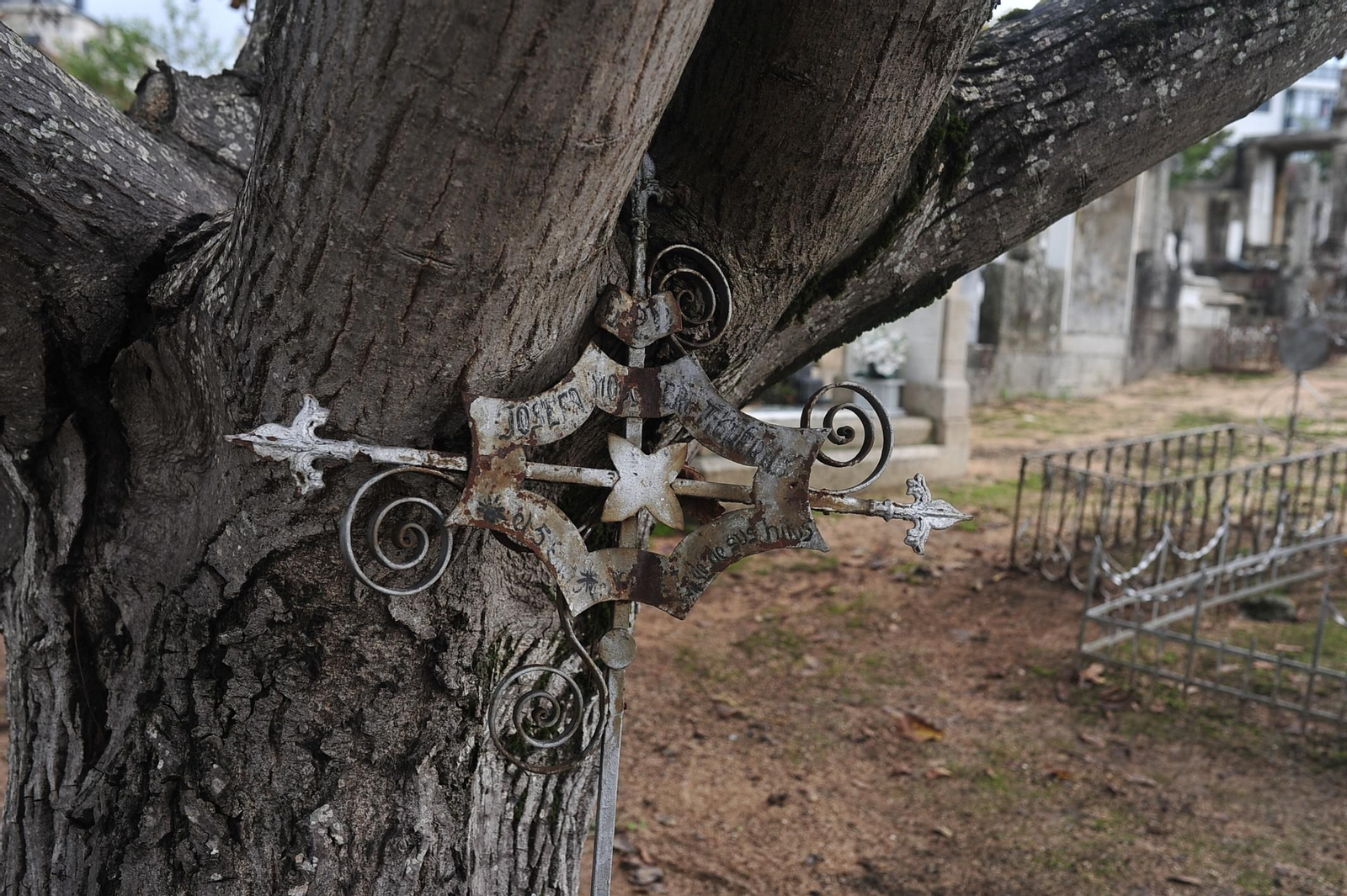 El óxido invade el cementerio. José Paz