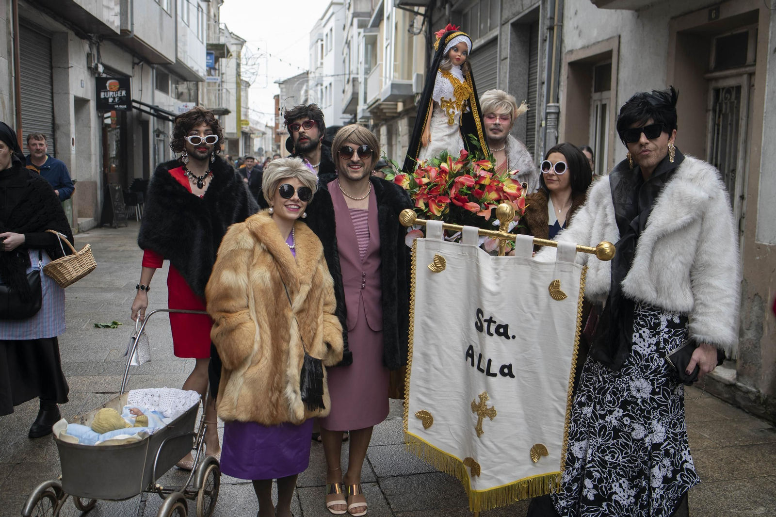 Galería |  Xinzo celebra su Domingo Oleiro con las olas volando en la Plaza Mayor