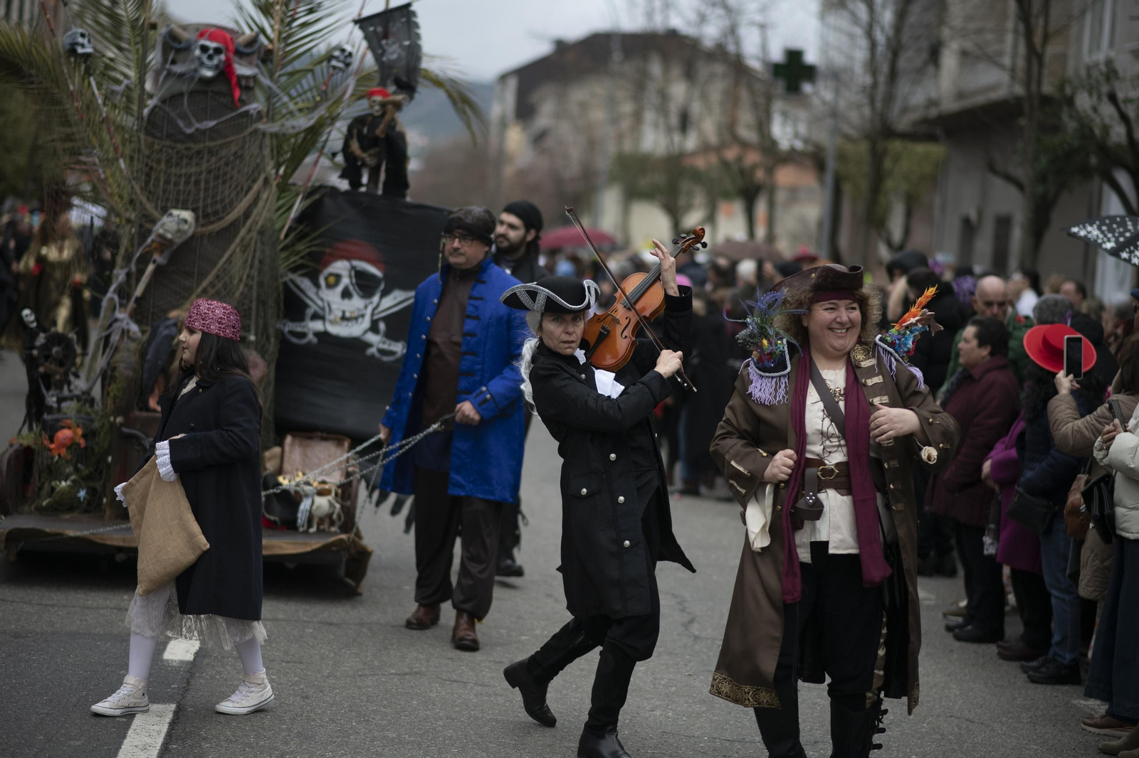 Galería | Verín vive su domingo de Entroido, el desfile en fotos