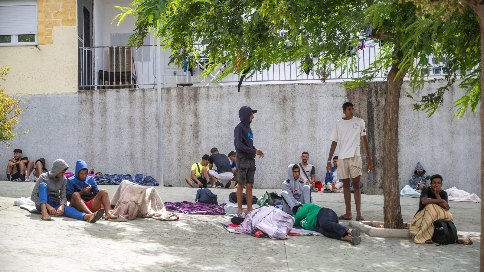 Varias personas migrantes en las calles del barrio de Loma Colmenar, Ceuta.