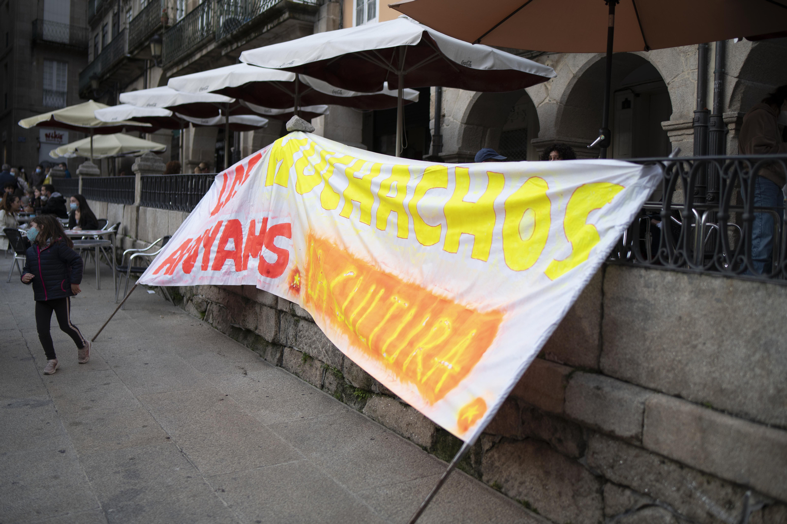 Concentración cultural contra el cierre de la Universidad Popular de Ourense.