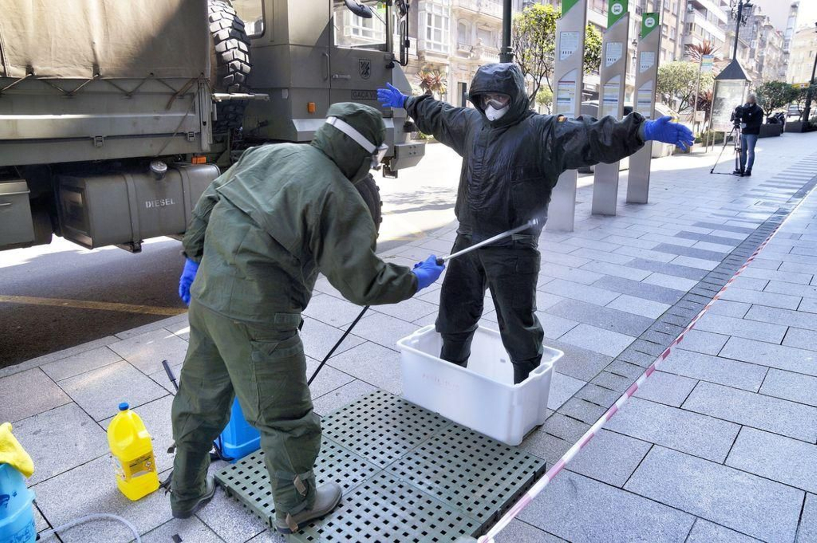 En la imagen, la Brilat desinfectó ayer una casa comunitaria en Urzáiz.