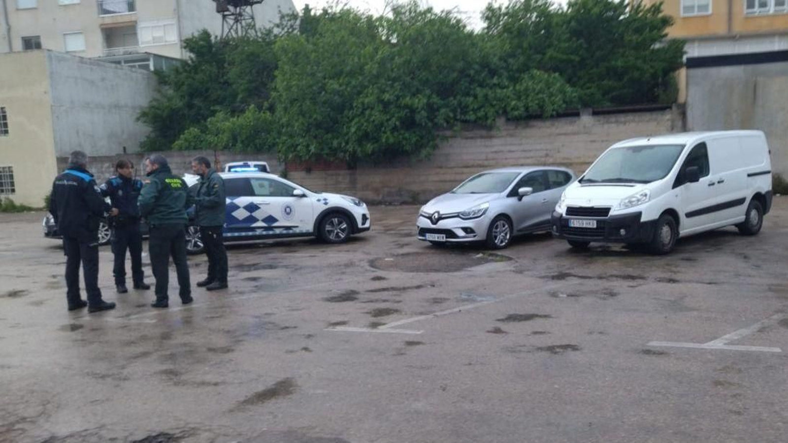 Los agentes, en el lugar de los hechos tras el atropello.