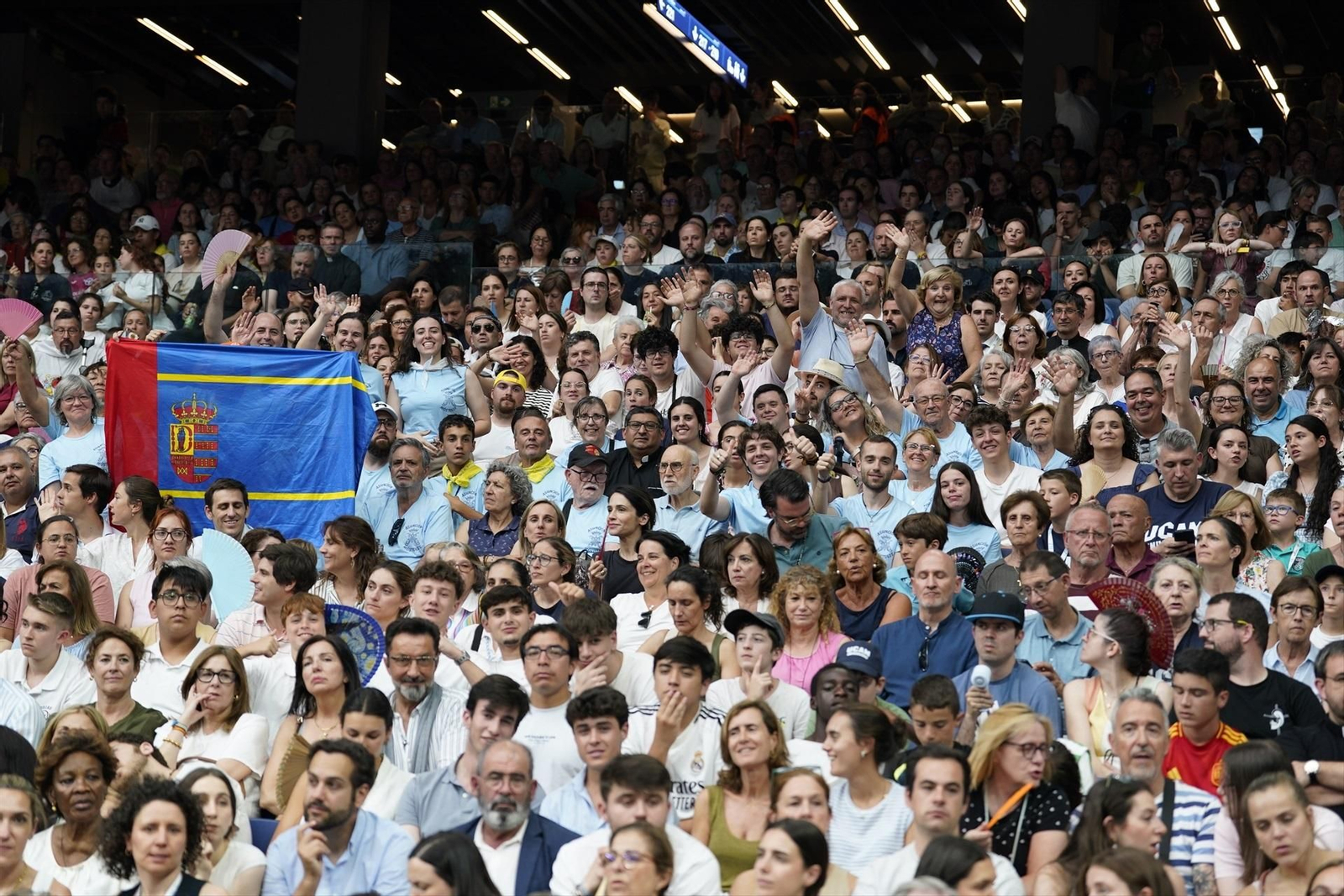 Galería | Las mejores fotos del tercer día de la visita del papa León XIV en Madrid, del Congreso al Bernabéu