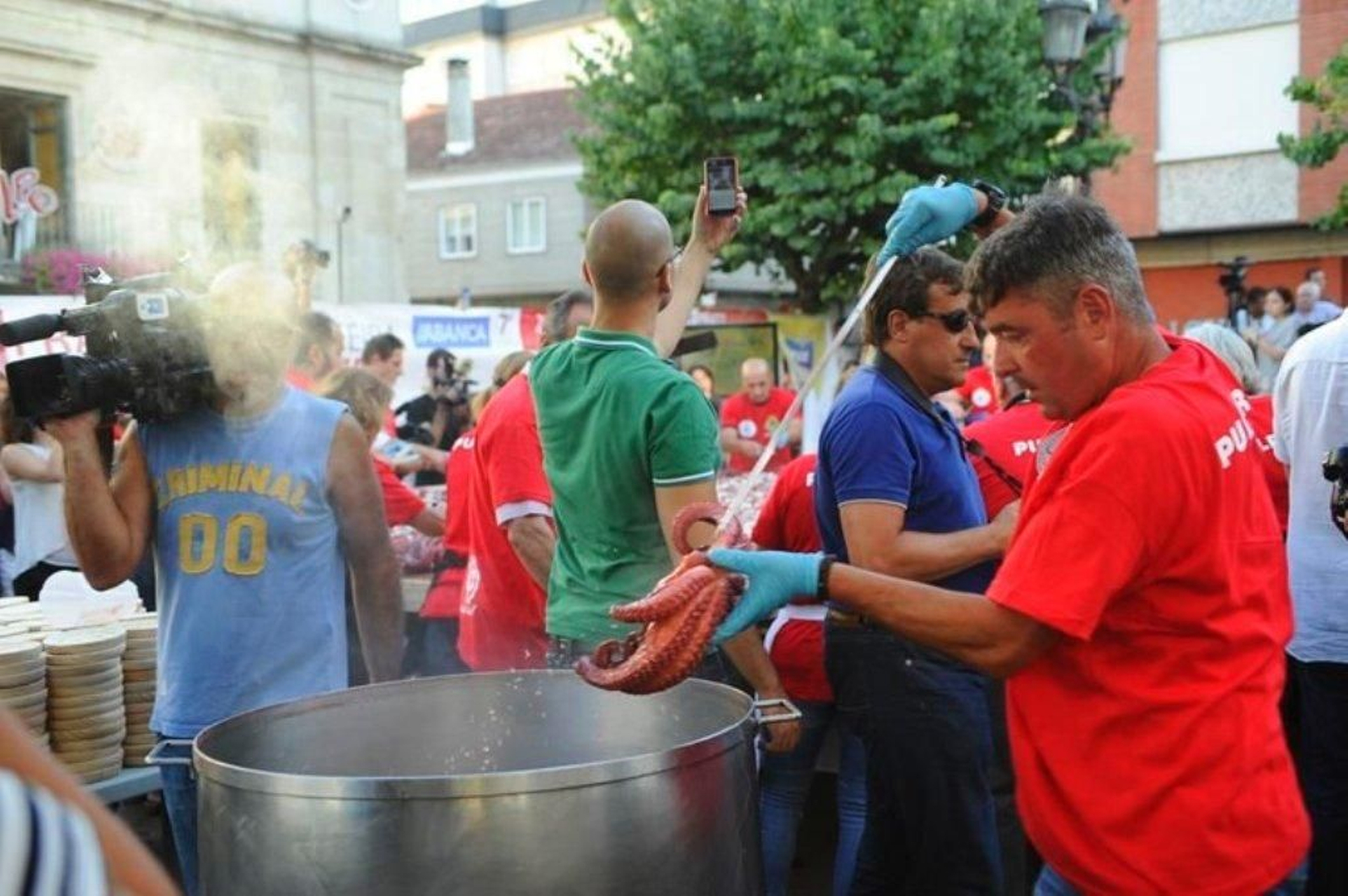 La elaboración de la tapa de pulpo más grande del mundo en Carballino 12