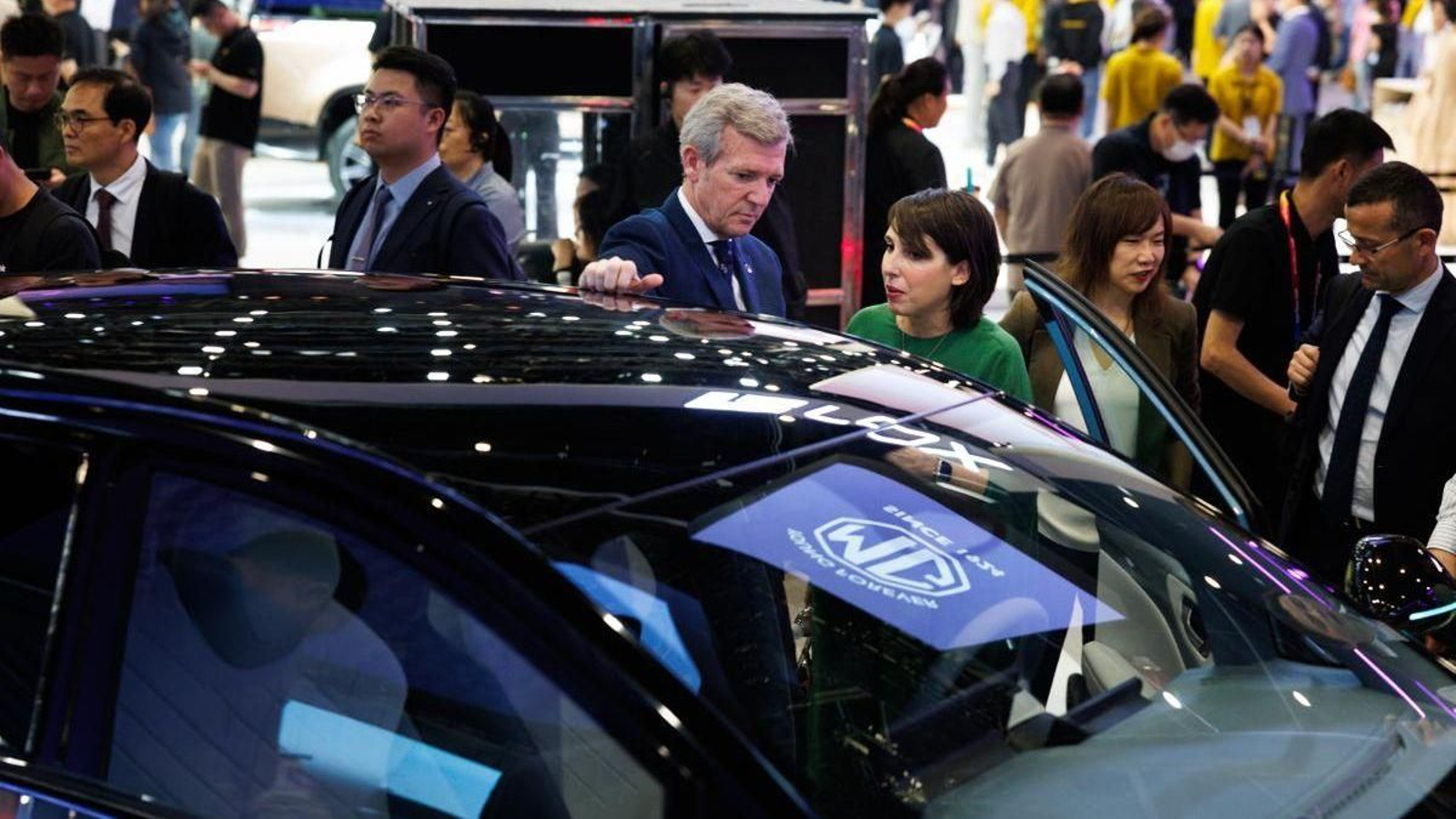 El presidente de la Xunta de Galicia, Alfonso Rueda, en un evento durante su viaje oficial a China, junto a la conselleira de Economía e Industria, María Jesús Lorenzana.
