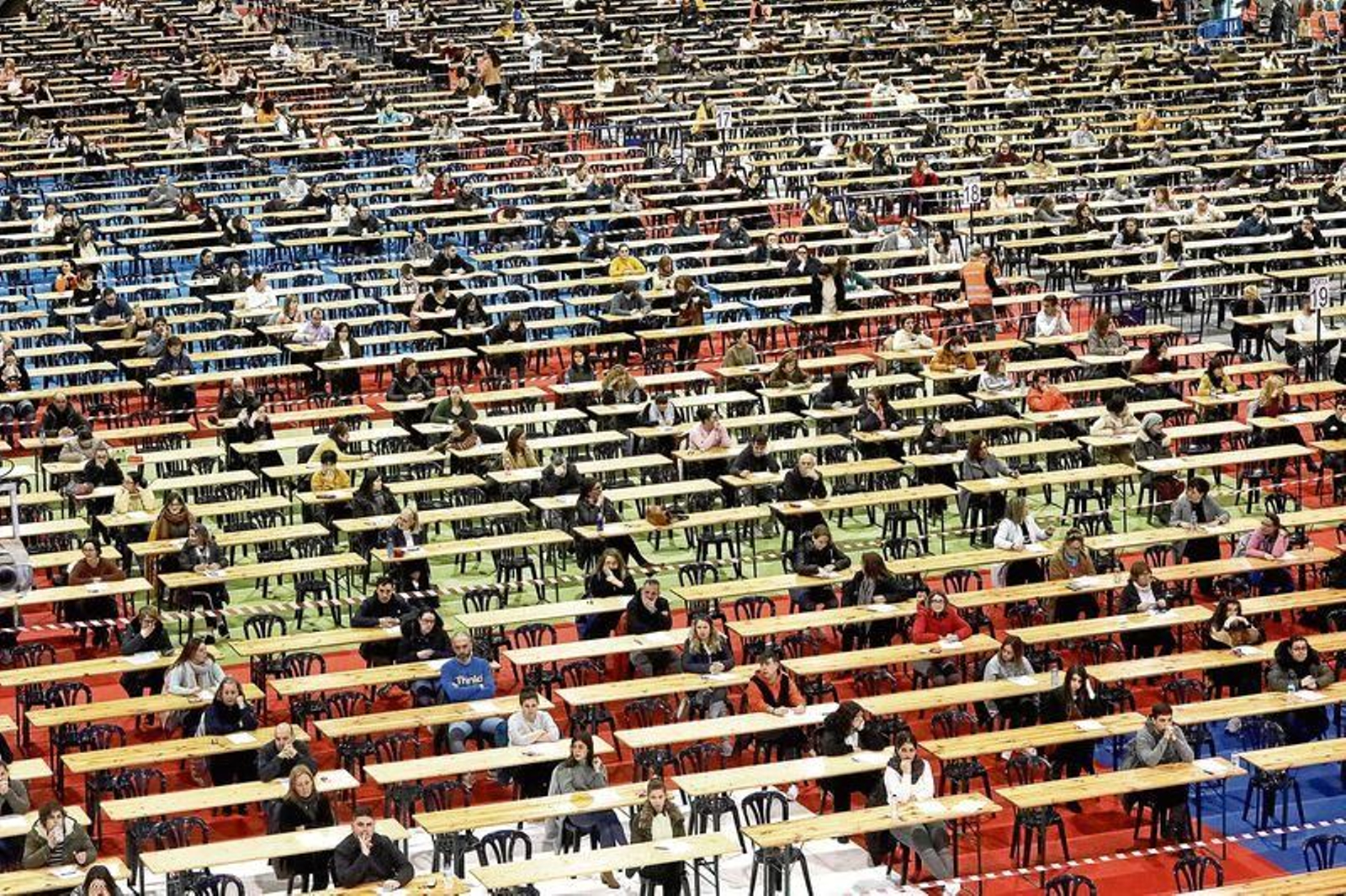 Imagen de archivo de opositores en una convocatoria previa a la pandemia en el recinto ferial de Silleda.