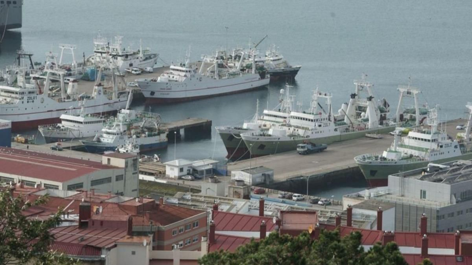 Buques de pesca atracados en el muelle de Beiramar, entre los que se encuentran los de arrastre.