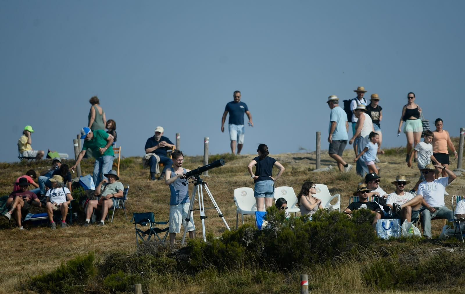 Vecinos y visitantes ultiman los preparativos y toman posiciones en los puntos habilitados para disfrutar de la observación del eclipse solar