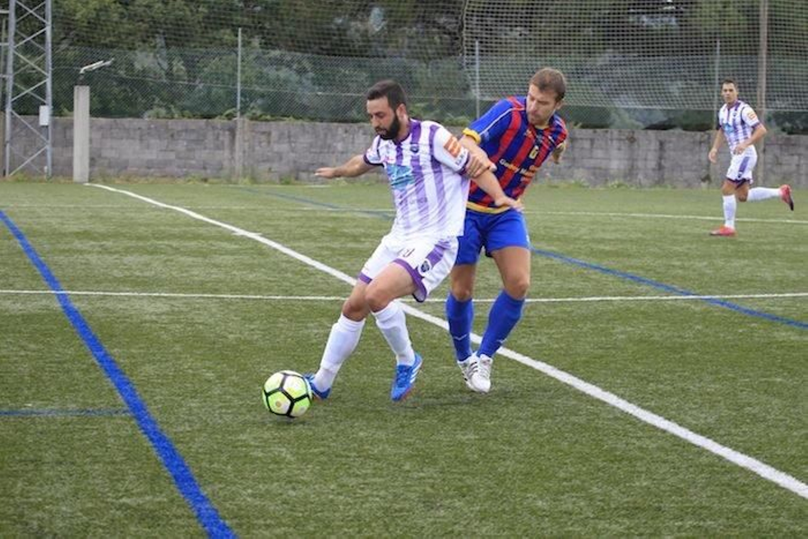 El mediapunta Álex Gómez disputa un balón con Diego Blanco.