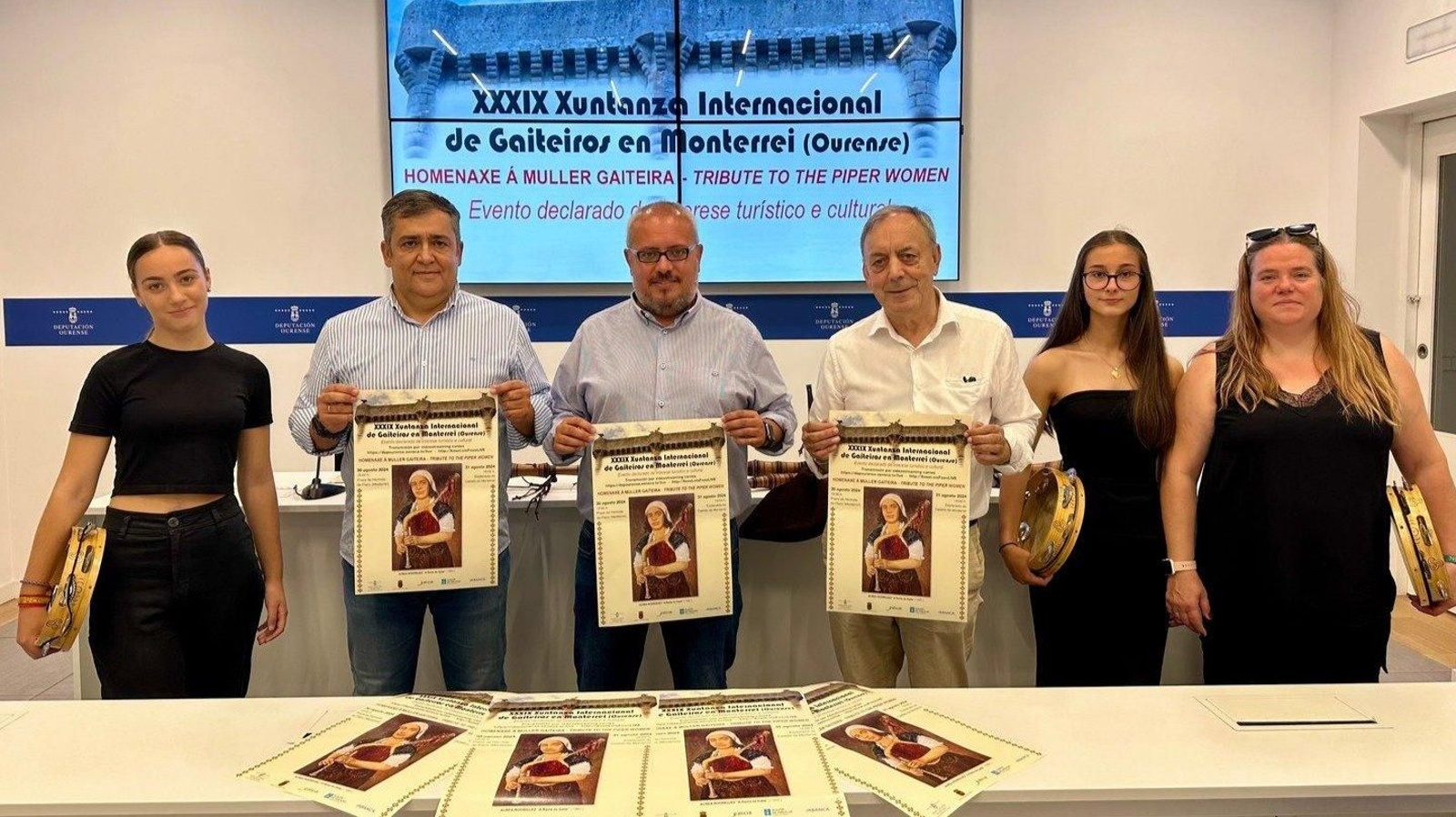 José Luis Suárez, César Fernández e Xosé Lois Foxo, acompañados cantareiras da Real Banda de Gaitas da Deputación de Ourense.