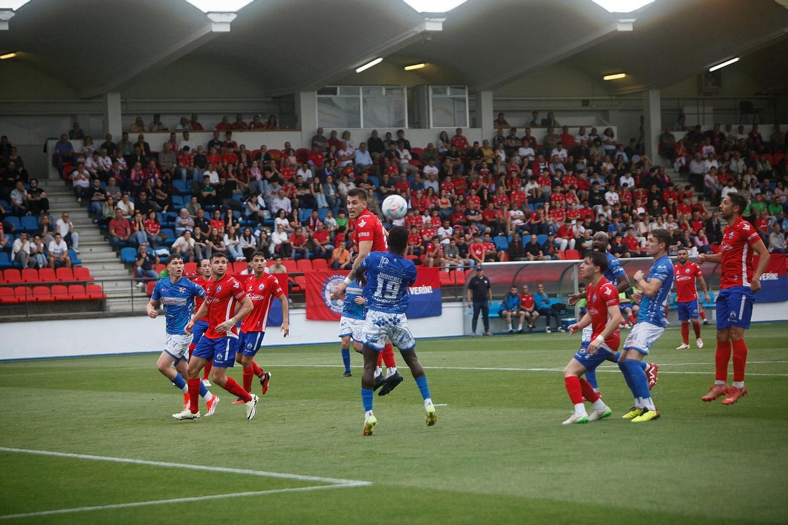 Jugadores disputándose el esférico.
