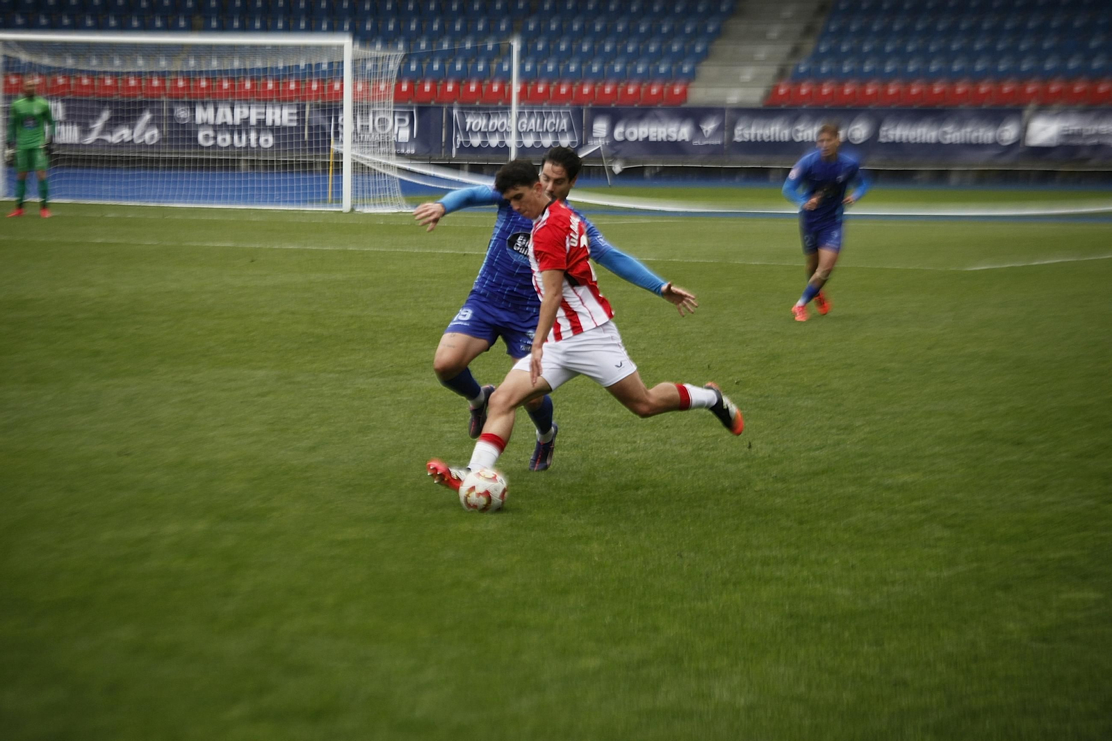 Galería | El Ourense CF sumó su primera derrota en el fortín de O Couto