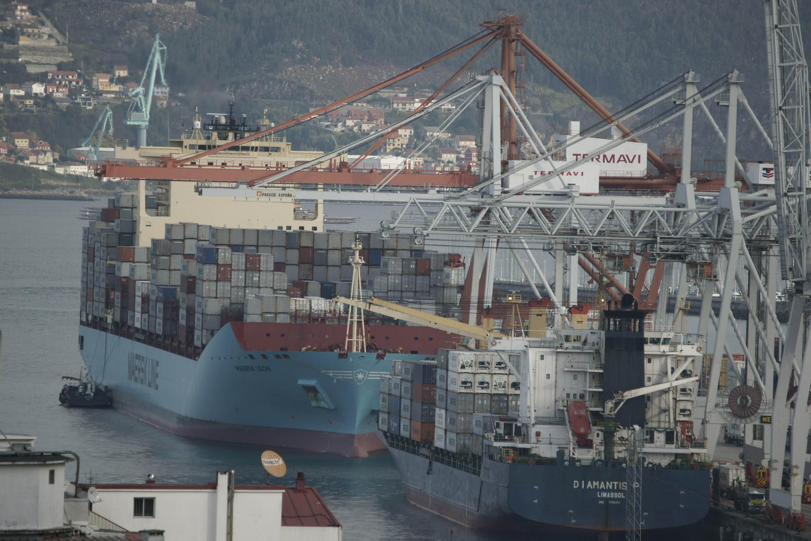 Ayer fue un día de trabajo muy importante de la estiba en Guixar, con dos portacontenedores.