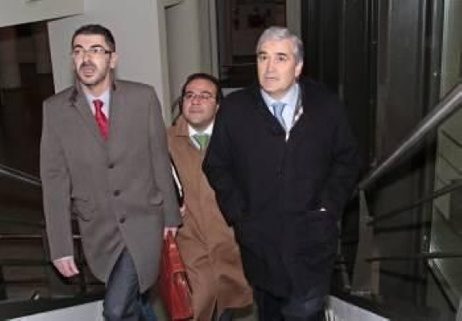 El exconselleiro de Industria en el Gobierno gallego de coalición PSdeG-BNG y ex diputado autonómico del Bloque Fernando Blanco (d), acompañado de su abogado, Evaristo Nogueira (i), y de José Antonio Pérez Lema, del BNG a su llegada a los Juzgados de Lug