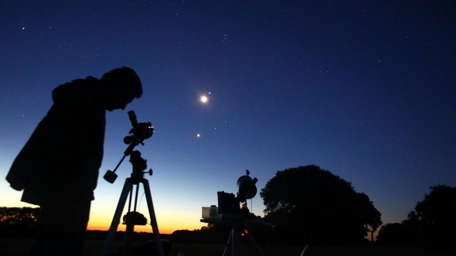 Martín durante la observación de un eclipse.