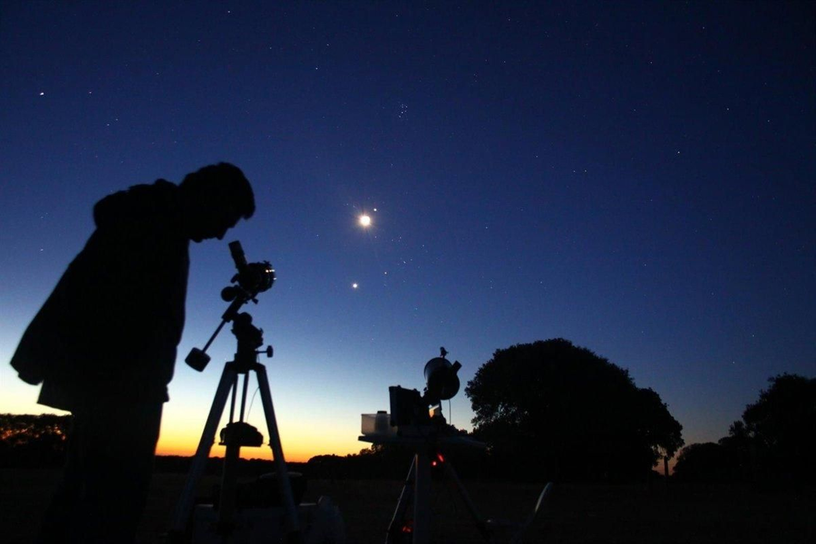 Martín durante la observación de un eclipse.