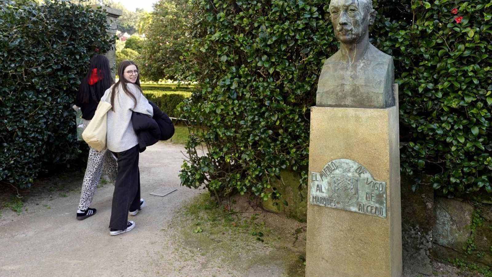 El busto del marqués de Alcedo regresó ayer a su ubicación habitual después de una restauración.