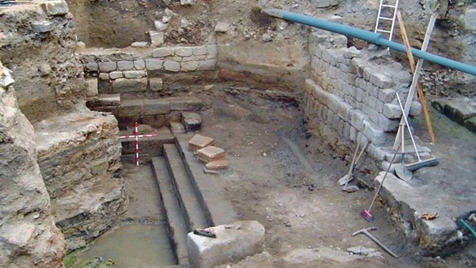 Descuberta do edificio santuario nas escavacións de Celso R. Cao.