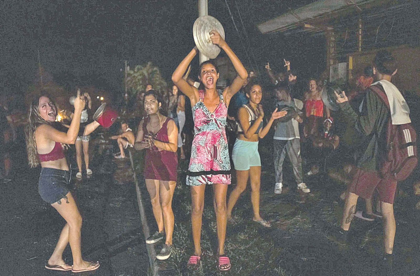 Cientos de cubanos protestaron en las ciudades por la falta de luz.