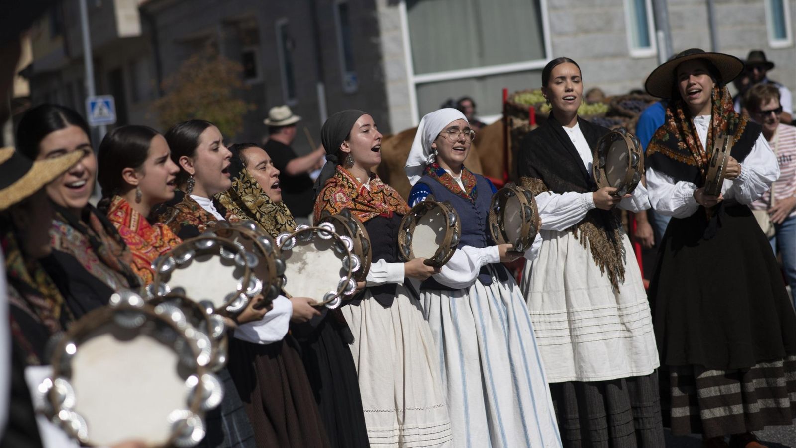 Los distintos grupos tradicionales animaron el desfile matinal.