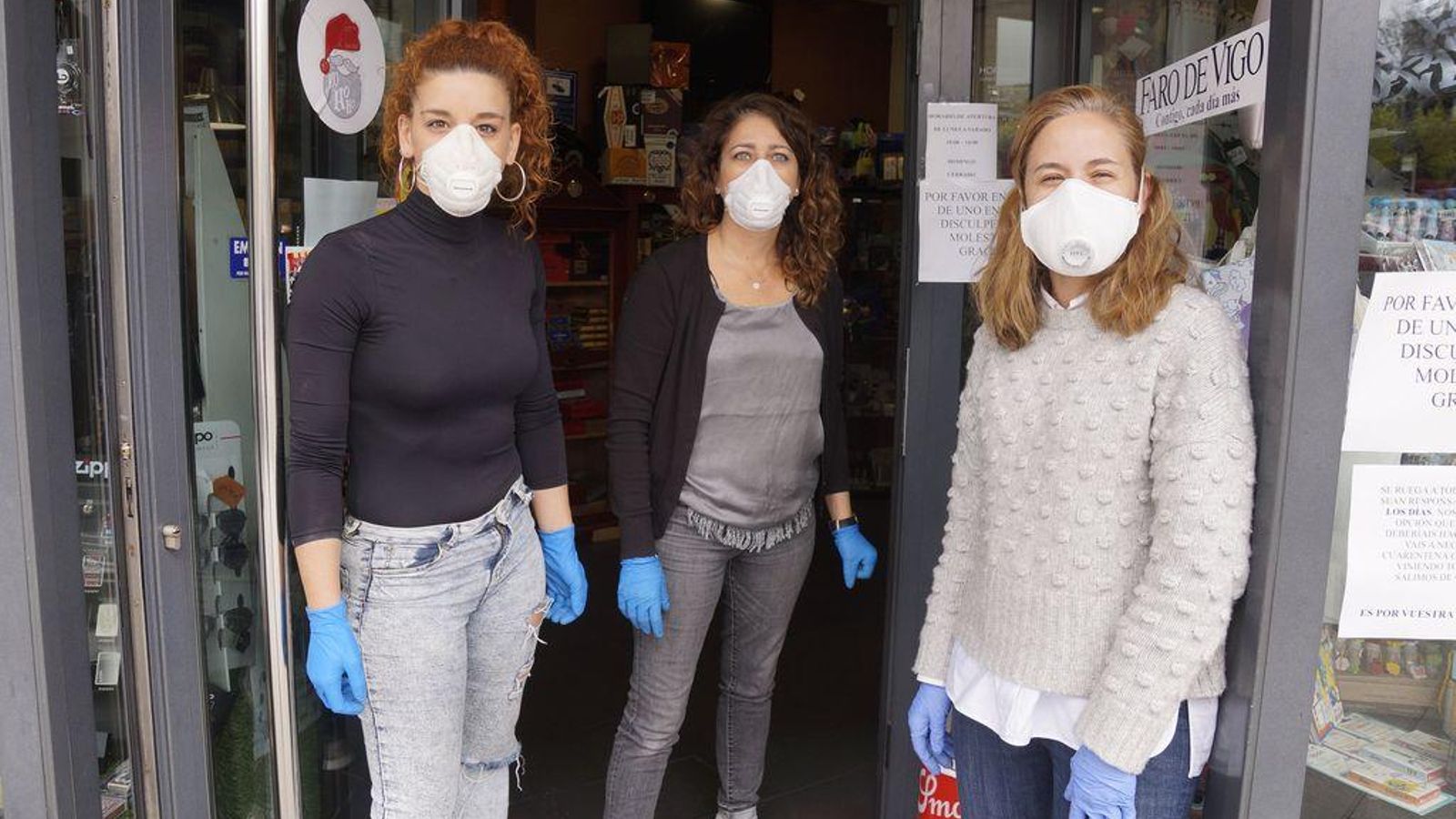 Bea Figueroa, con sus compañeras en el estanco de Bouzas.