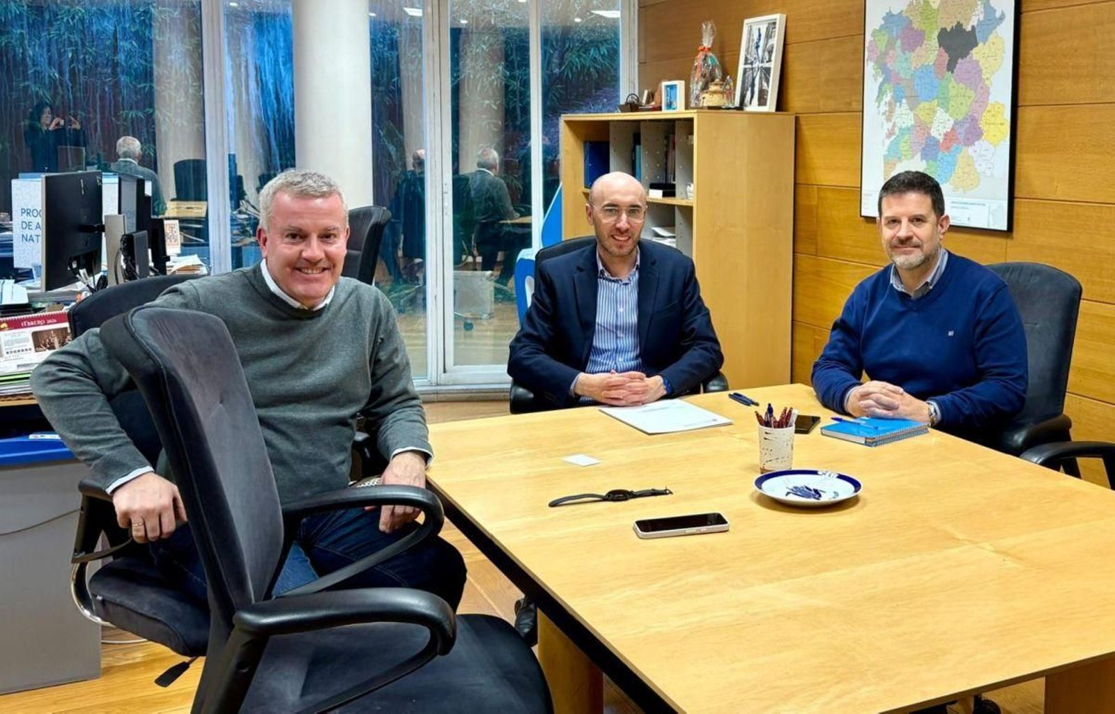 El alcalde, Luis Piña con Jacobo Rey y Alberto Vázquez, durante la reunión en Santiago.