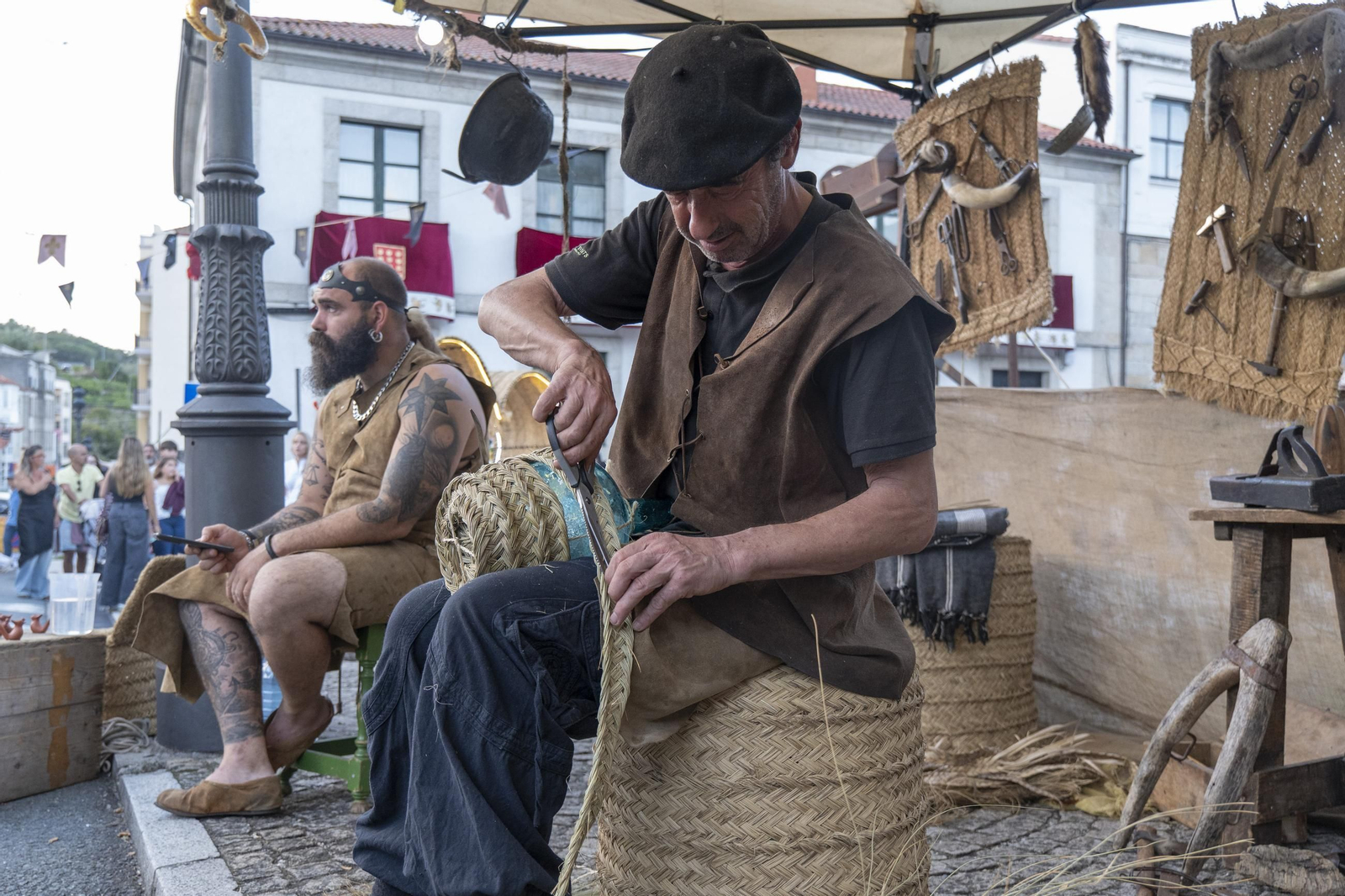 Galería | Reyes, clero, doncellas y caballeros desfilan por las calles de Ribadavia en la Festa da Istoria