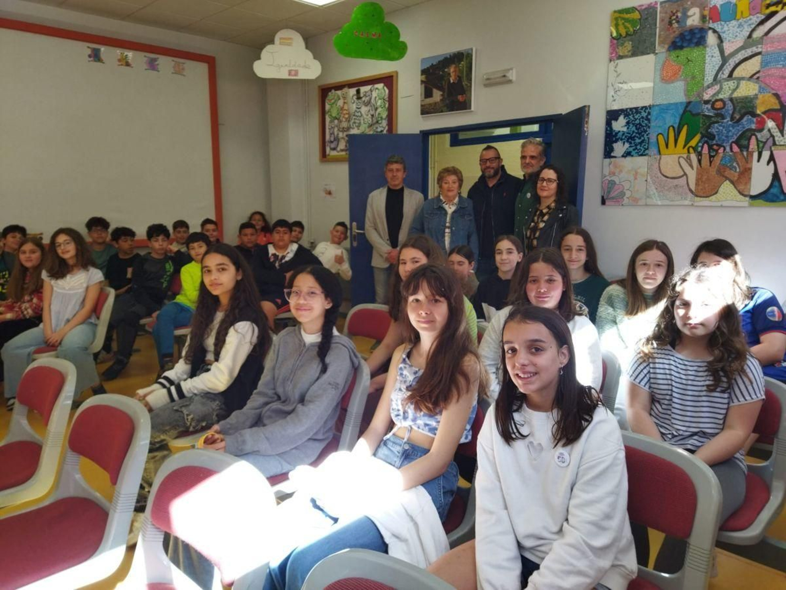 Alumnos de sexto curso estuvieron presentes en el acto.