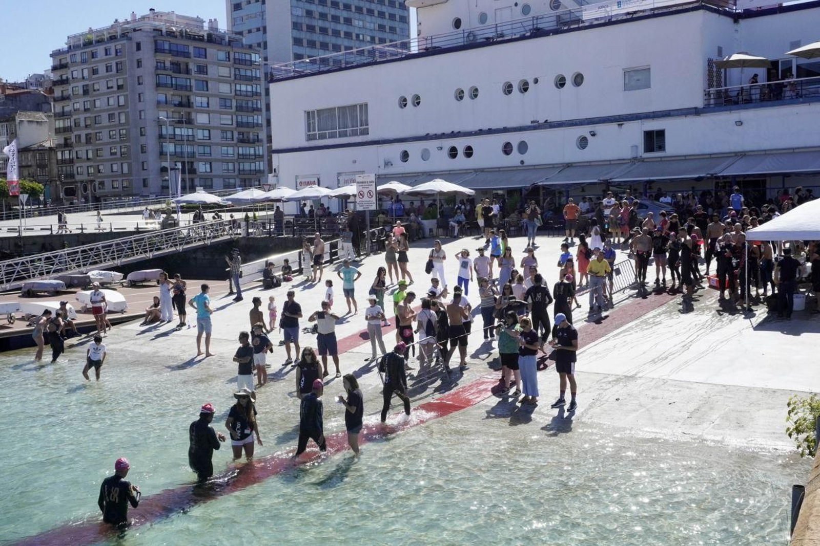 La dársena interior del Náutico de Vigo mostró un aspecto festivo en la jornada de ayer.