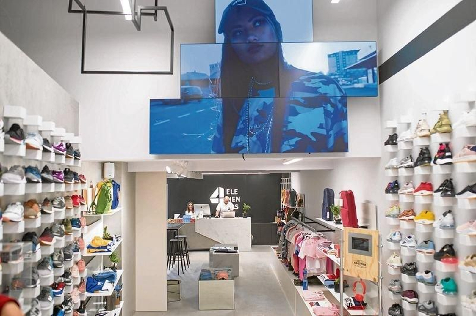 OURENSE (TIENDA 4 ELEMENTOS). 27/04/2018. OURENSE. 
Inauguración de la sexta tienda de la empresa 4Elementos en la Rúa do Paseo, para suplemento del VIDA. FOTO: ÓSCAR PINAL.