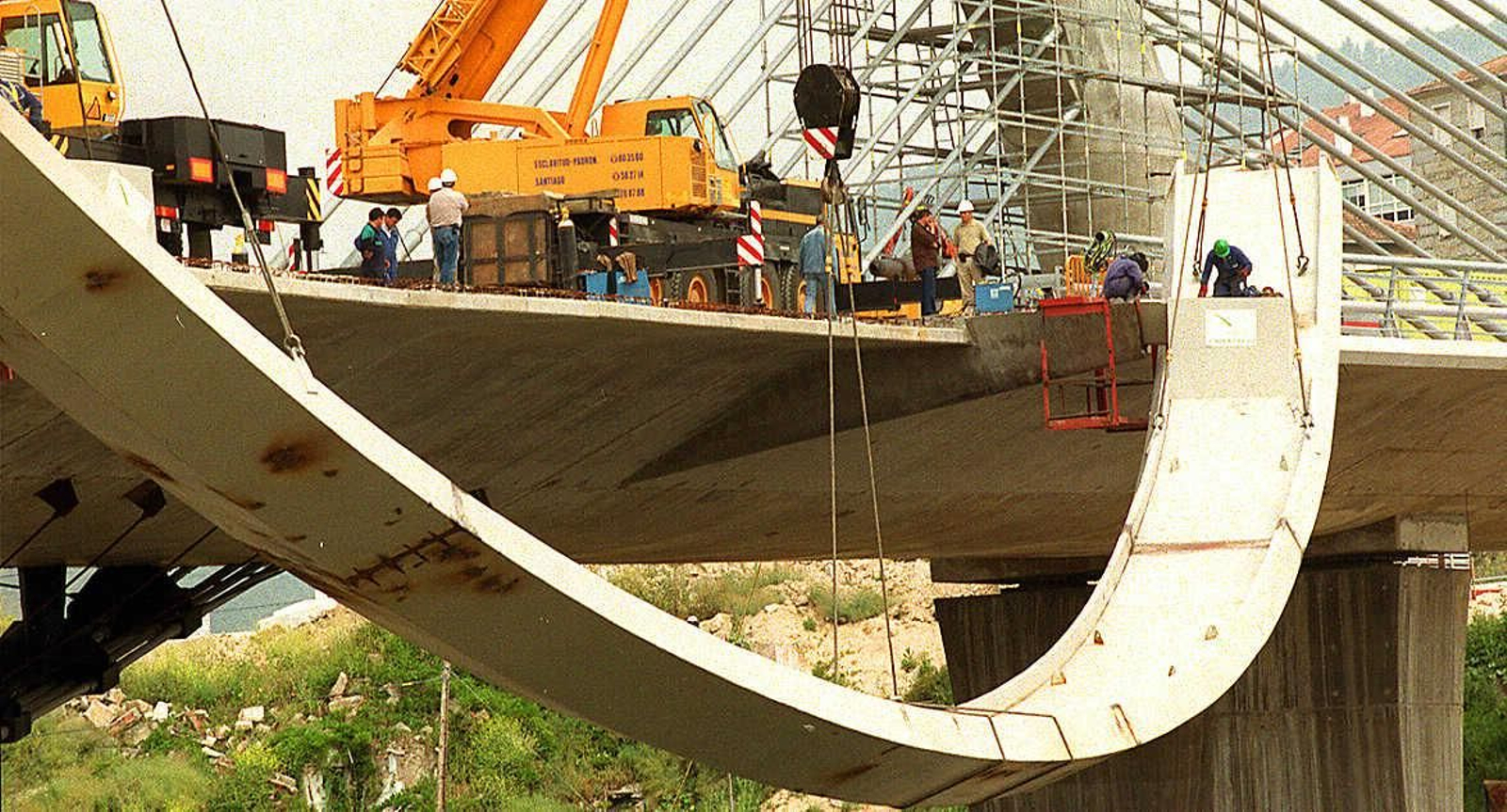 La construcción del emblemático Puente del Milenio hace 25 años cambiaba el skyline de Ourense, en fotos