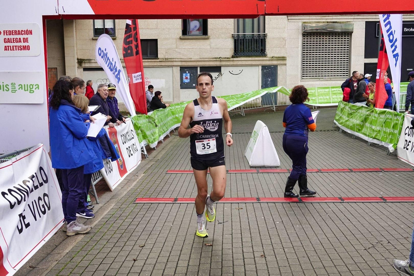 El ganador de la carrera en la Vigo+11 en la modalidad de 10 kilómetros cruzando la meta.
