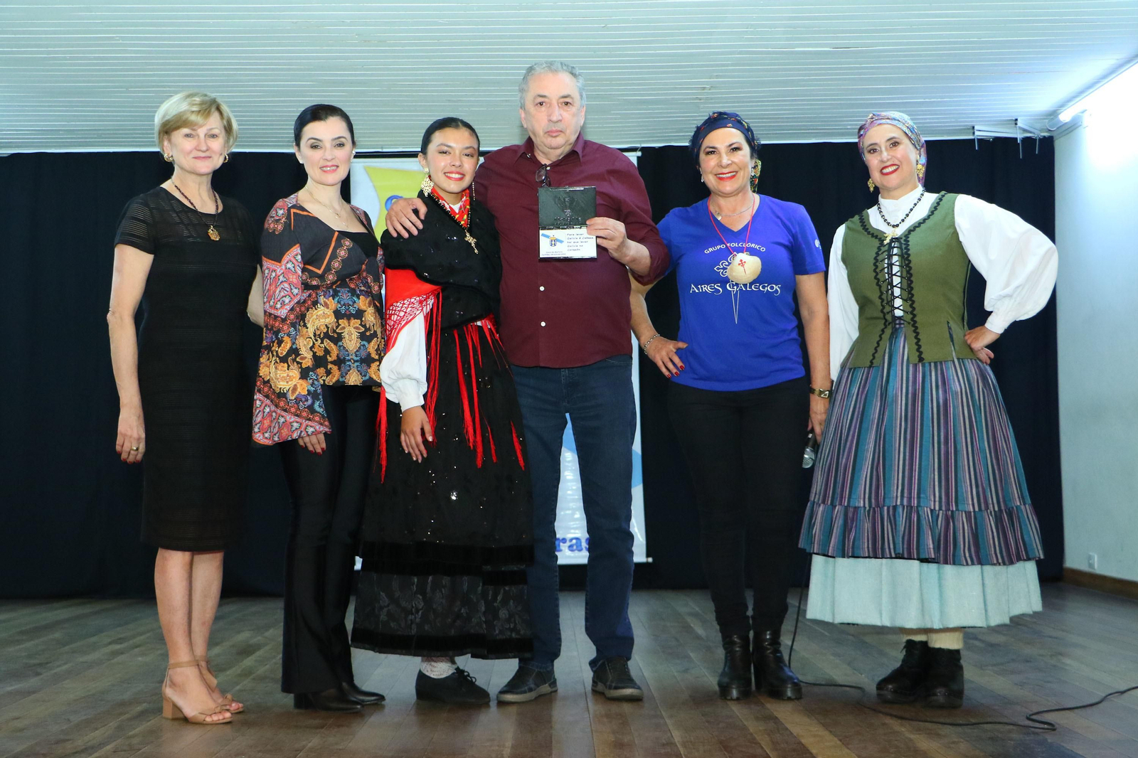 En la imagen Maria H. Theiss, Patricia Monteagudo Theiss, Daniela Kakuda Monteagudo, Delmiro Monteagudo Pichel (homenajeado) Maribel Mariño, Presidente Casa de Galicia, Blanca Hernando Barco, Cónsul de España.