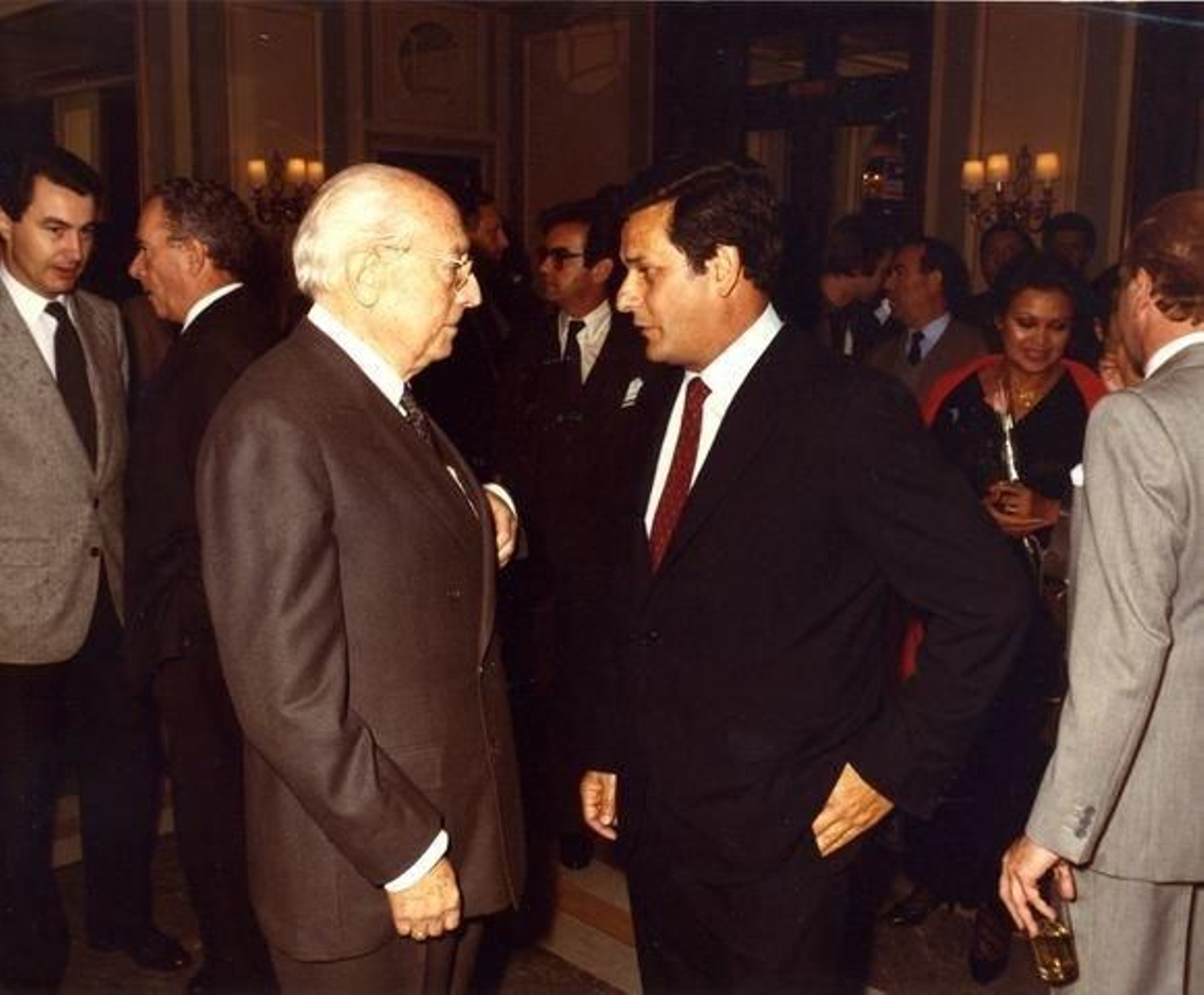 Alfonso Sobrado Palomares conversa con Tierno Galván, durante uno de sus encuentros con el alcalde madrileño.