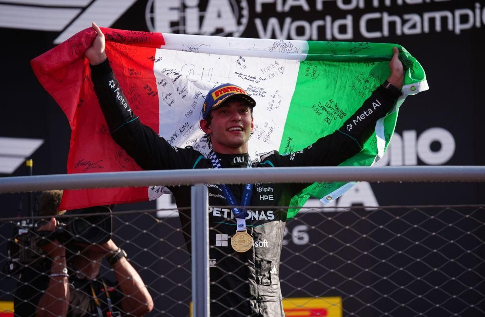 El piloto italiano Kimi Antonelli festeja su victoria en el Gran Premio de Italia.