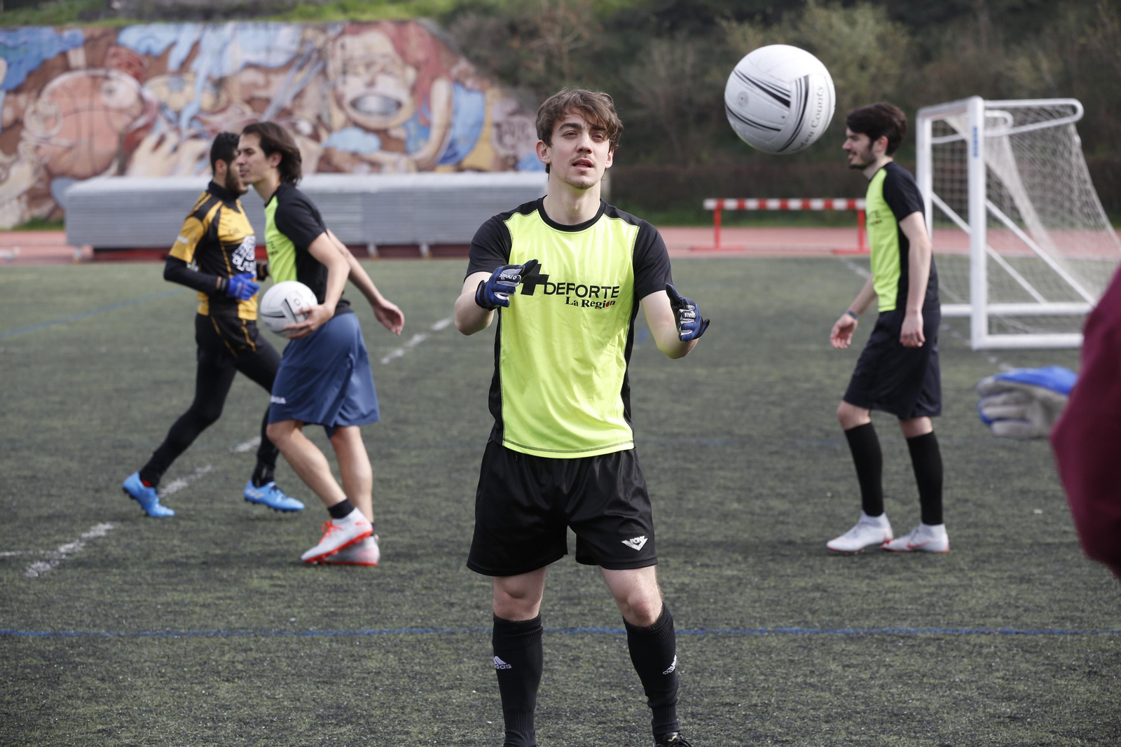 Iniciación ao fútbol Gaélico no campus de Ourense.//
Foto: Xesús Fariñas