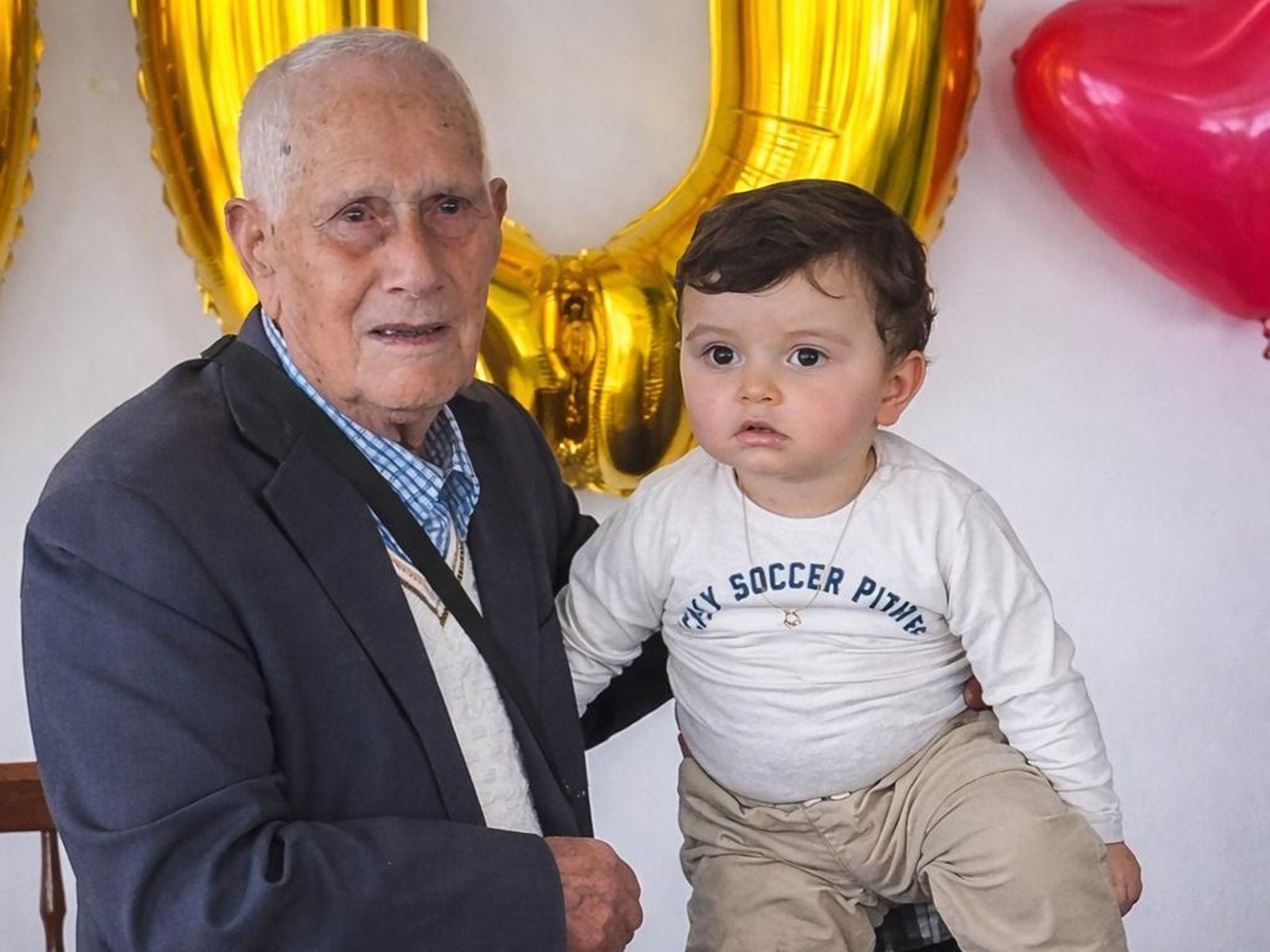 Antonio Otero con el hijo de su sobrino-nieto, Cesar de Sa.