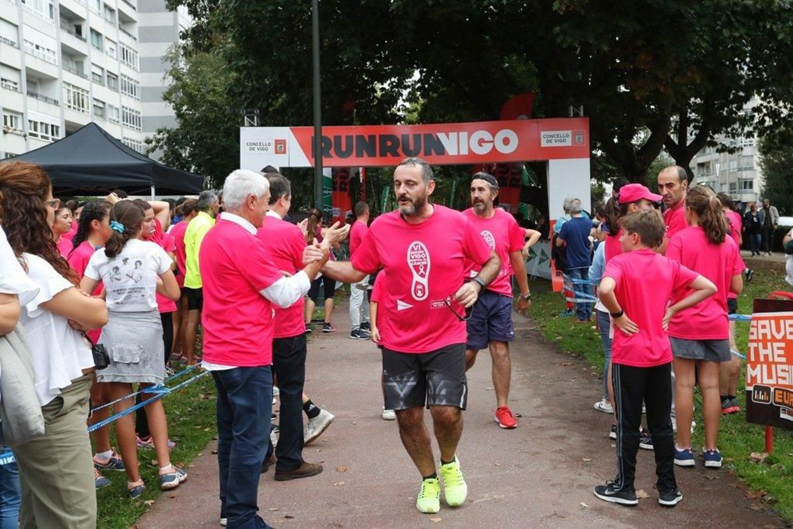 El color rosa abarrotó la Avenida de Castelao - JV Landín 074