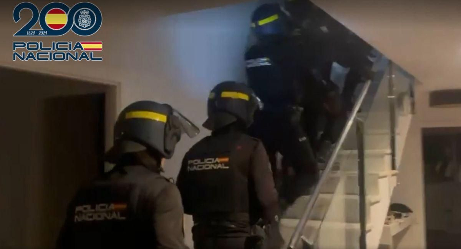 La Policía Nacional, en la entrada al chalé de un cabecilla de estafadores en Valencia del “hijo en apuros”, con víctimas por toda España.