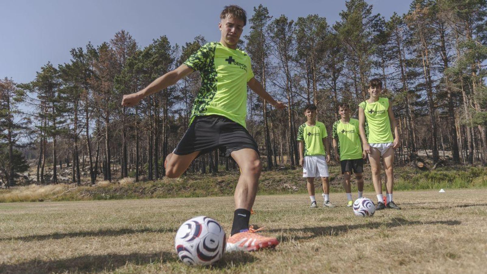 Uno de los futbolistas realiza un lanzamiento a portería.