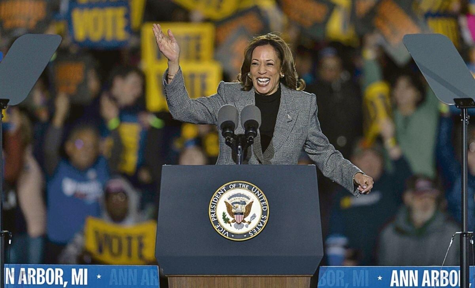 La candidata presidencial demócrata, Kamala Harris, habla en un mitin de campaña en Burns Park.